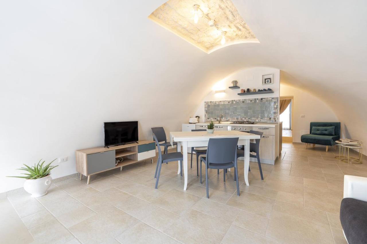 Suite La Scala Del Borgo Чистернино Экстерьер фото