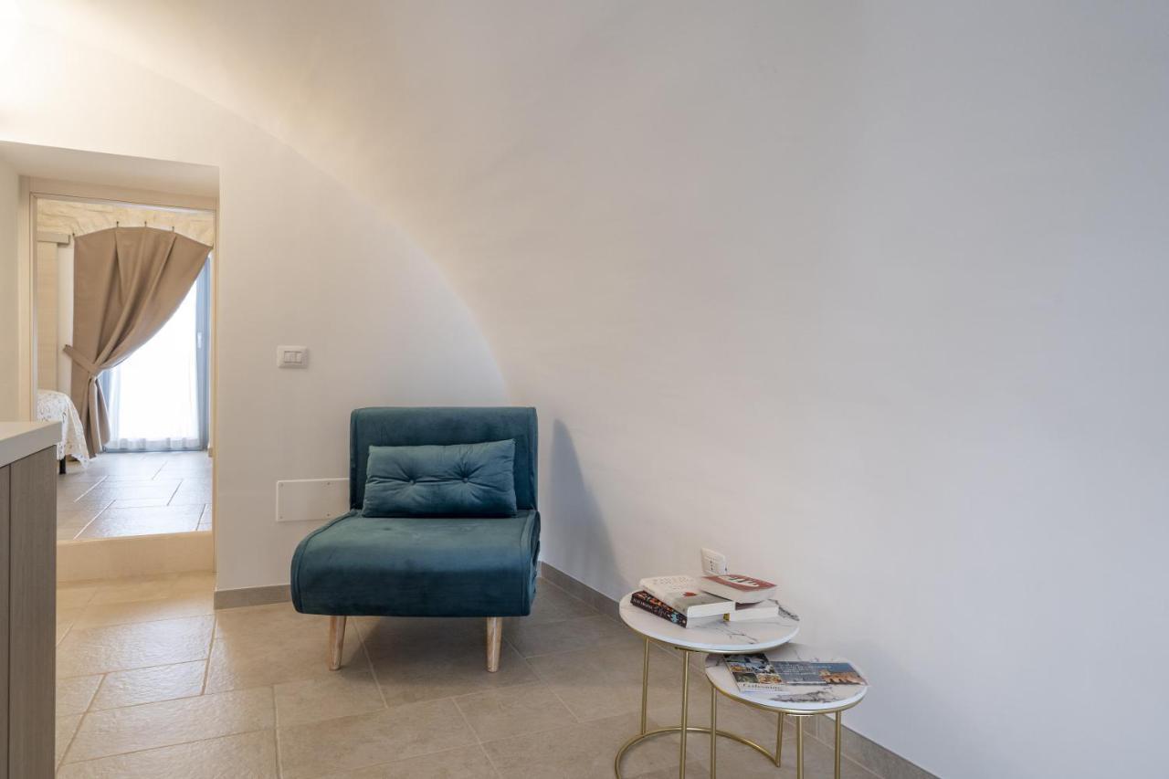 Suite La Scala Del Borgo Чистернино Экстерьер фото